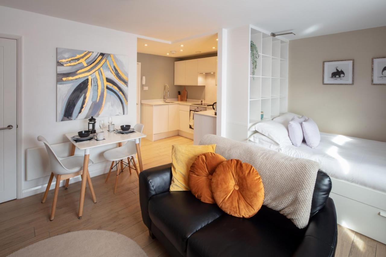 Alison Court Apartment *