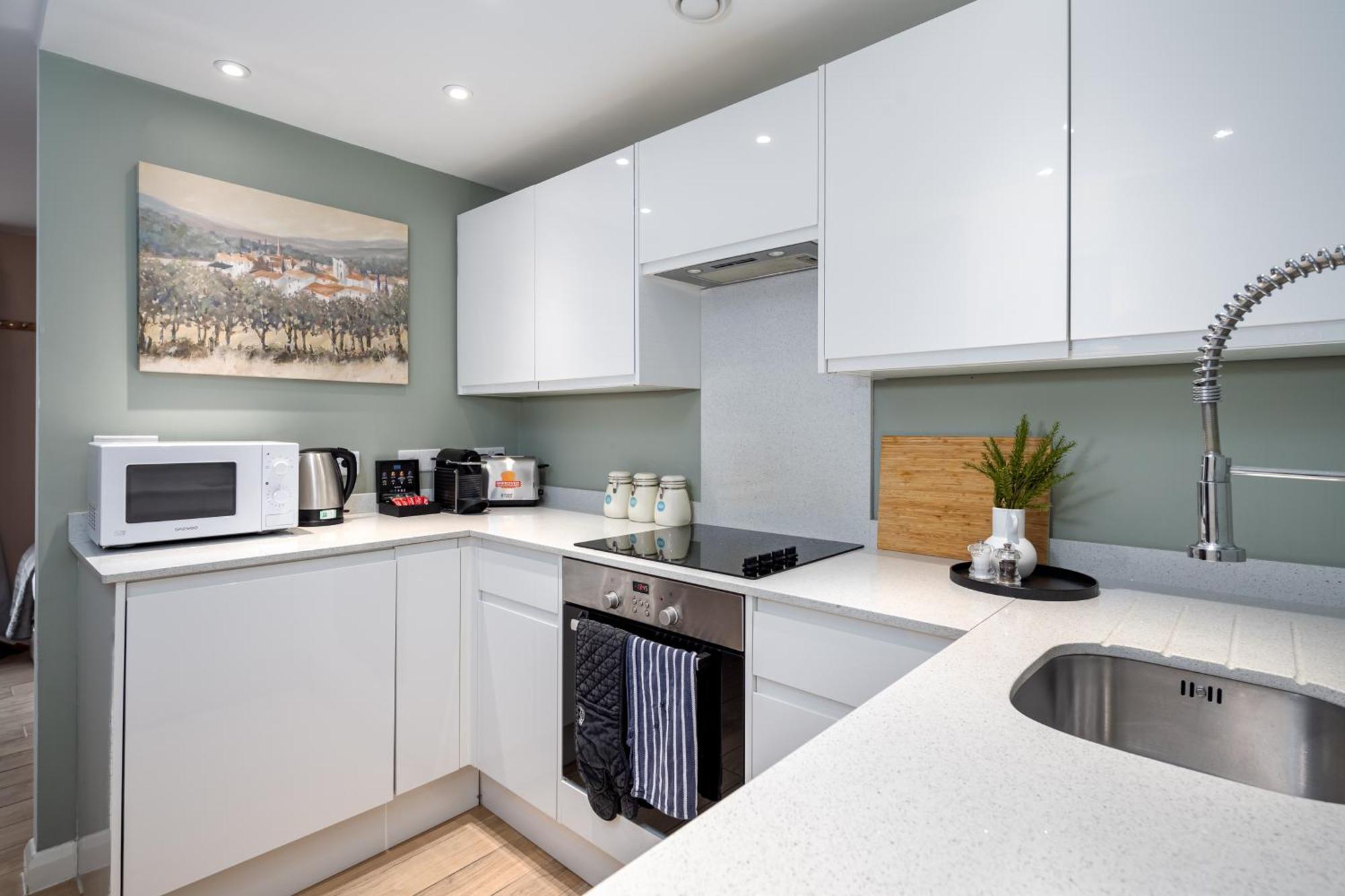 Alison Court Apartment *